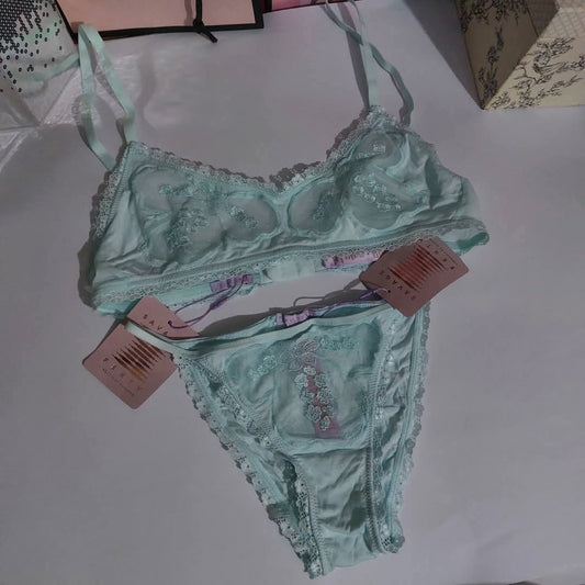 SAVAGE X FENTY A PEEK BEHIND THE LACE BRALETTE SET Size : Small