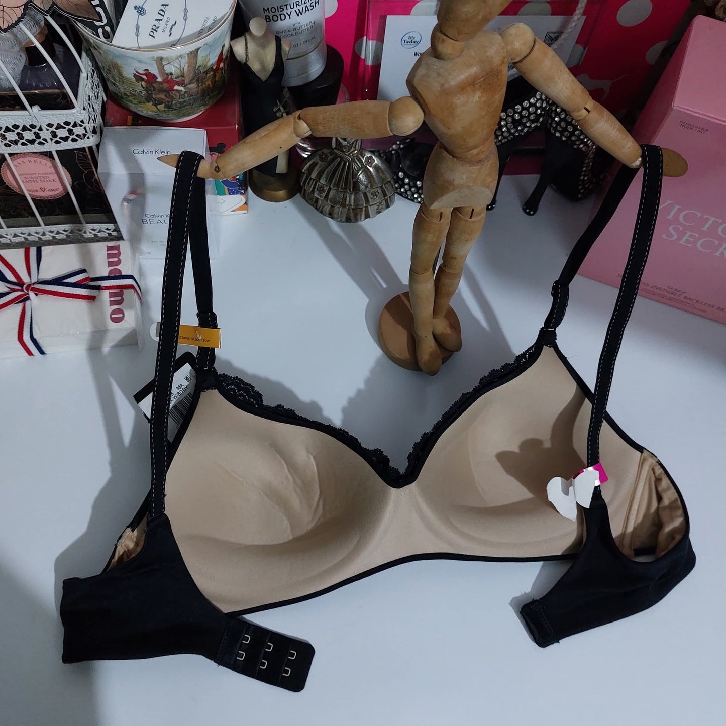 Maidenform Size : 36-A Design to help straps stay in place