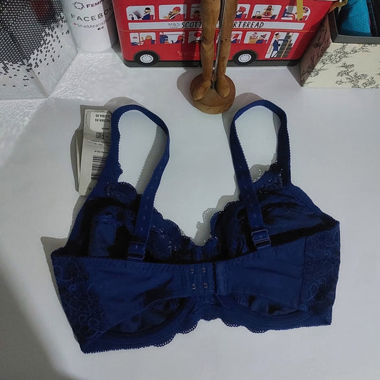 Triumph International Soft Lace Net Minimizer Bra Size : 34-G