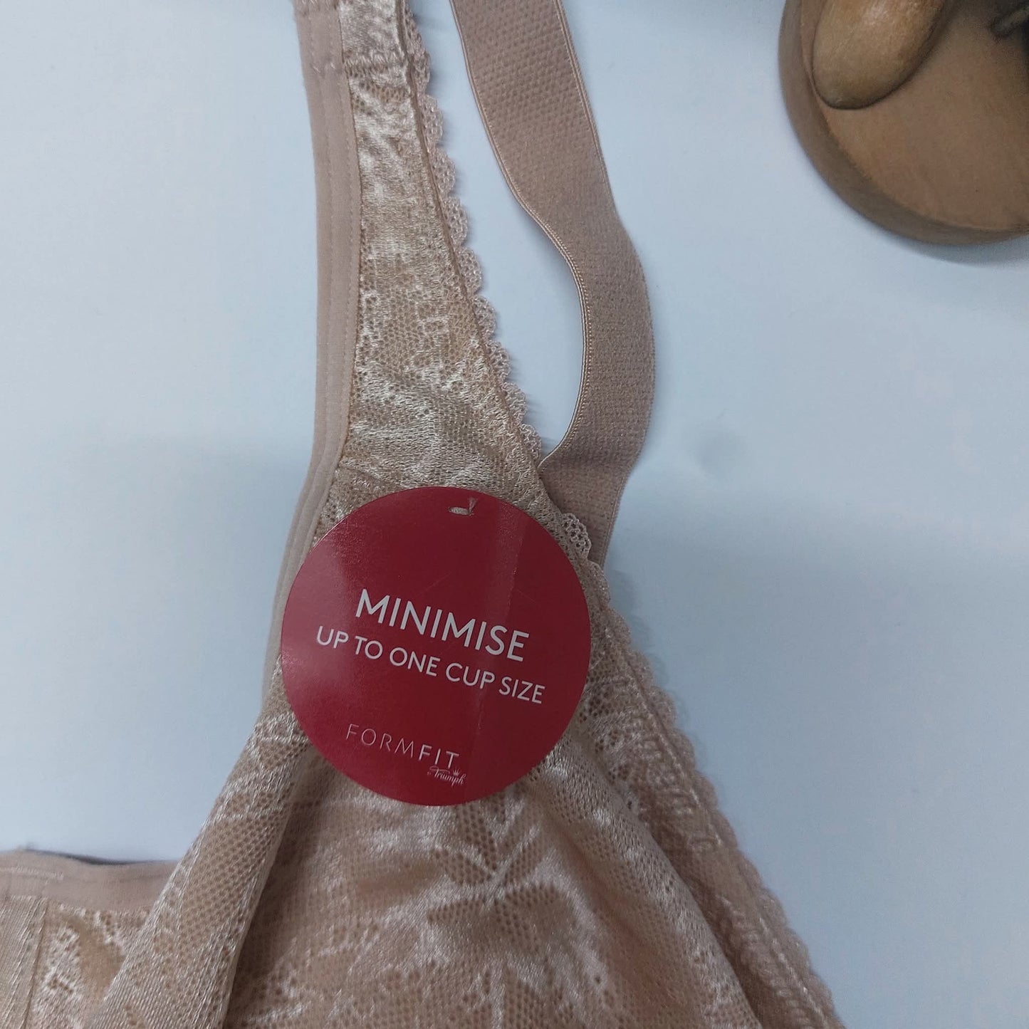 Formfit Delicate Minimiser Wired Bra Size : 42-D