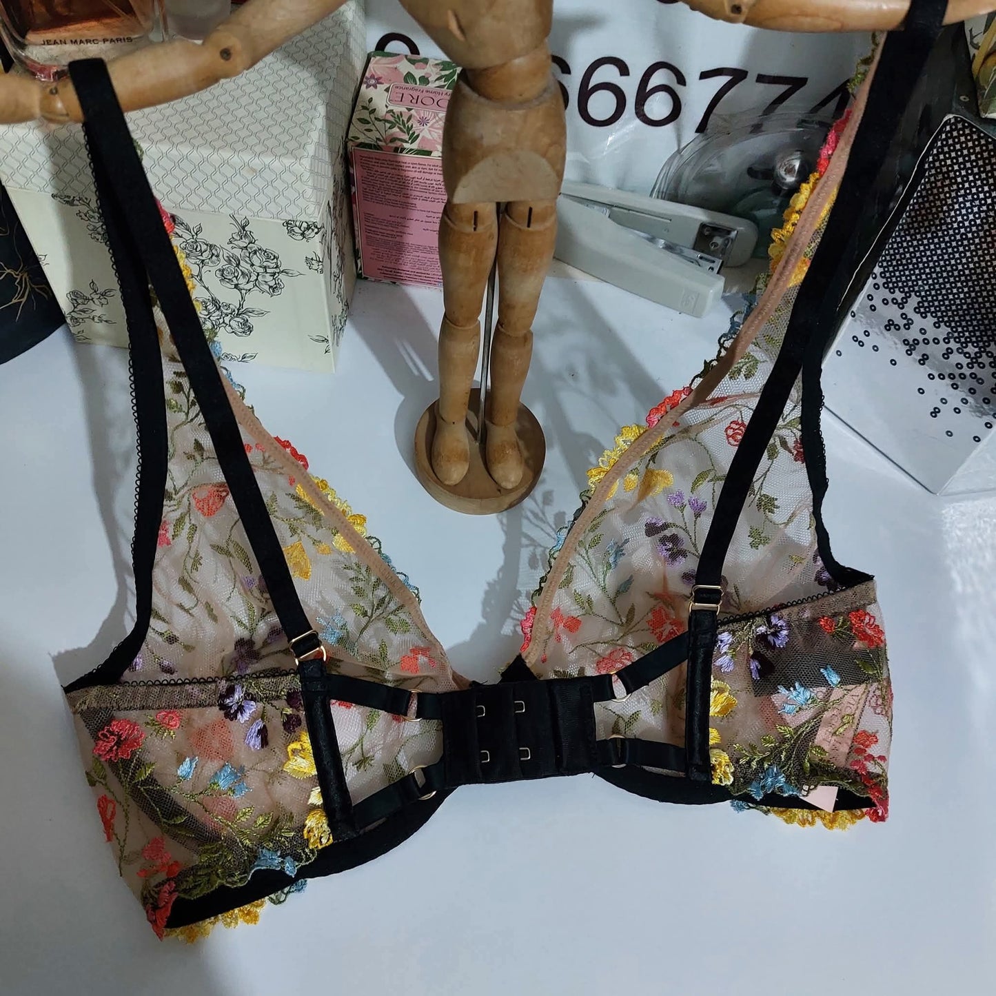 Brand : Victorias Secret Lace Plunge Deep V Neck Dream Angels  Size : 32DD