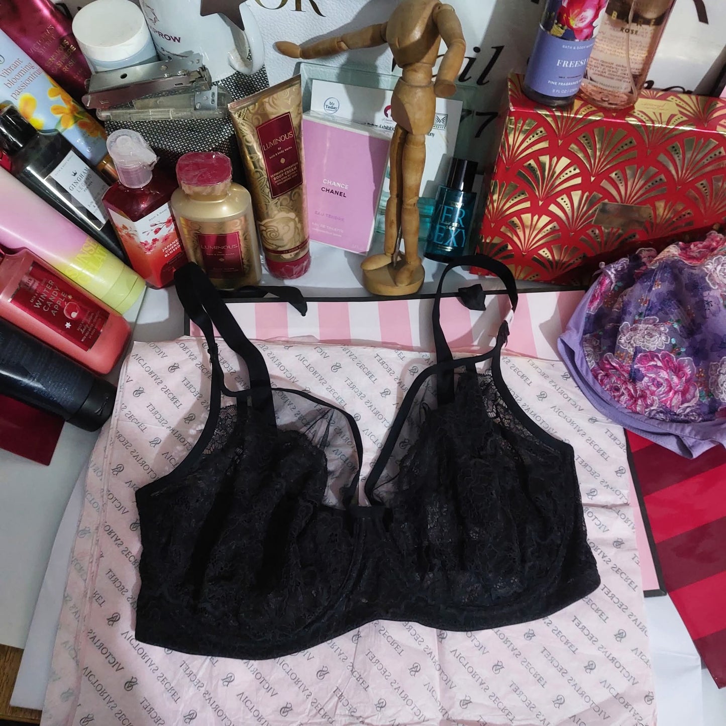 Victoria’s Secret Black Lace Net Bra Size : 38-G