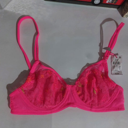 Primark Available Size : 32-A Only!